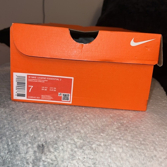 New w/ box, never worn! women’s Nike legend essential 2 - Picture 4 of 4